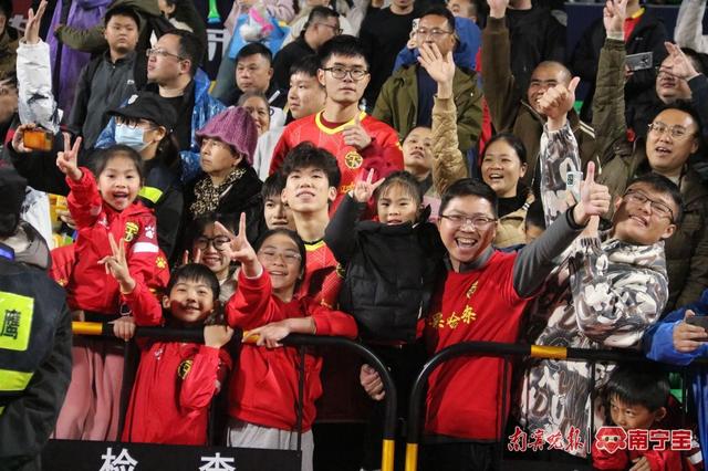 沸腾的现场：球迷热情高涨，助威声不断的简单介绍