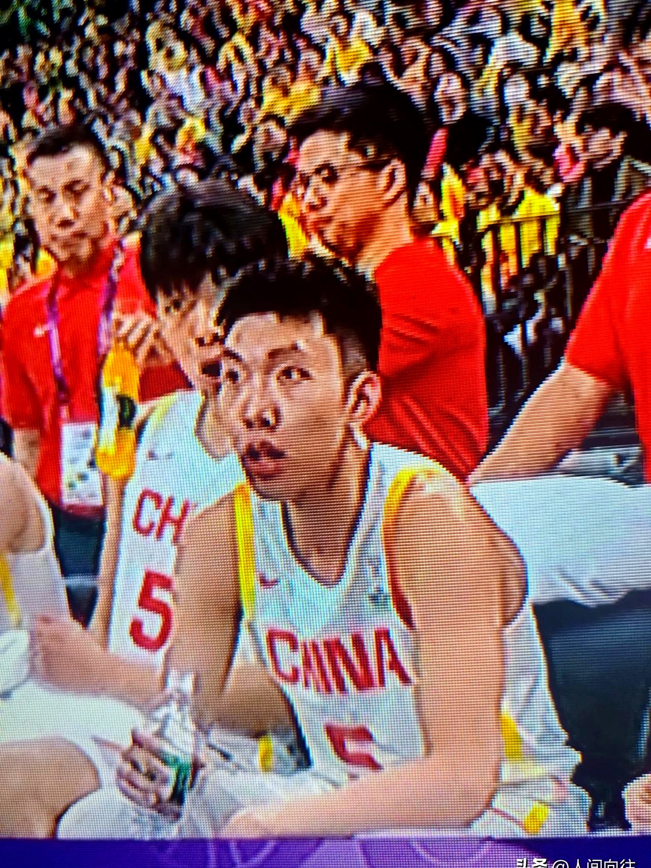 队员拼尽全力，为了赢得CBA比赛而努力拼搏