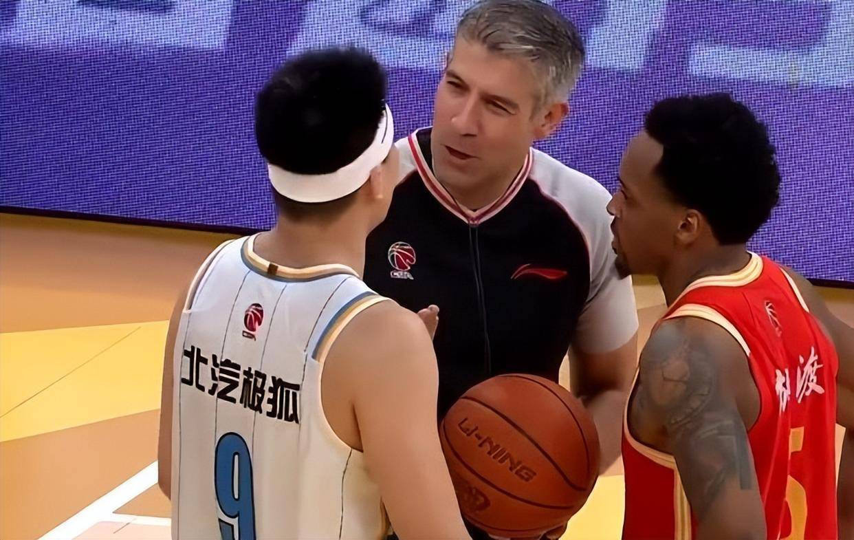 九游体育入口-教练战术失误导致失利，球队士气低迷难以挽回