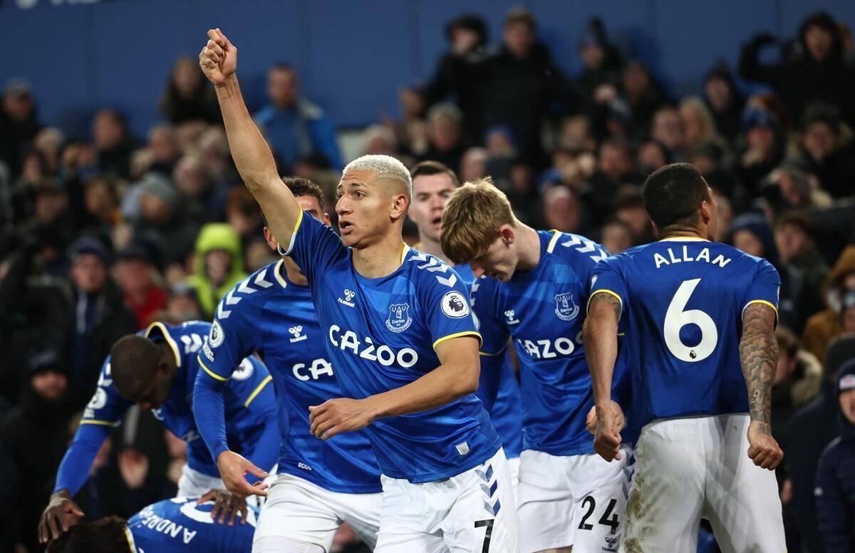 包含埃弗顿遭受连败，保级大计岌岌可危的词条