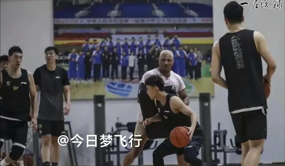 一位年轻球员在训练中展现出了出色的进攻技巧的简单介绍