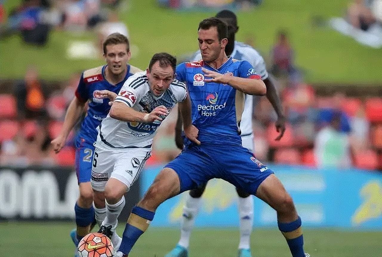 包含里昂后卫神勇阻击对手，守住球队领先地位的词条