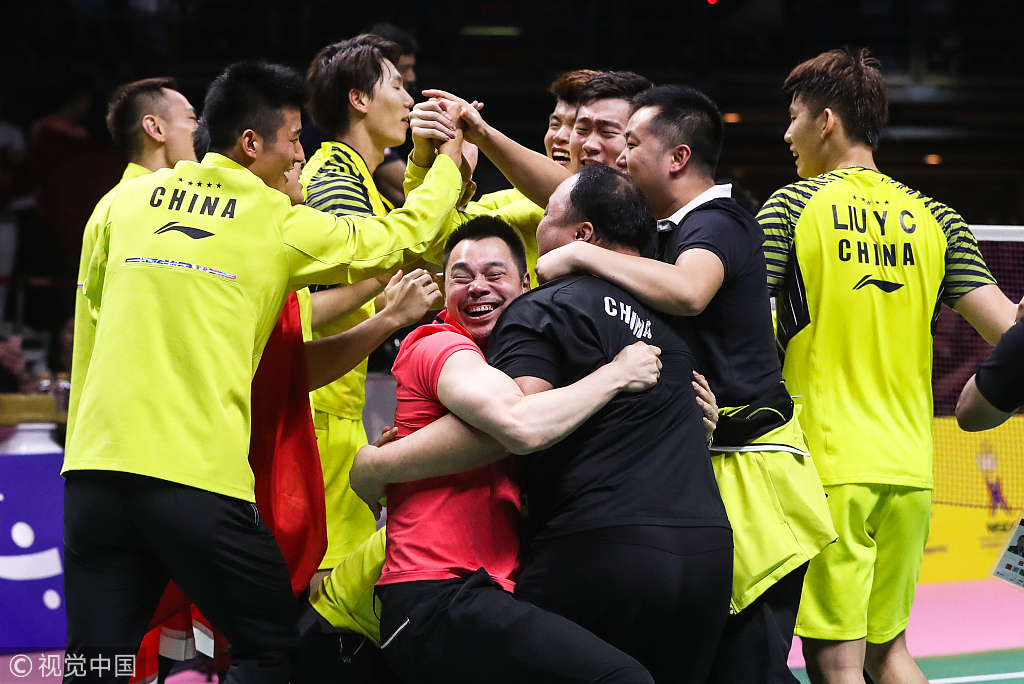 包含谁将夺冠封王，冠军花需谁揽入怀抱的词条