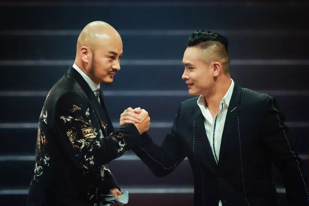 东部冠军正在与西部冠军进行激烈对抗的简单介绍